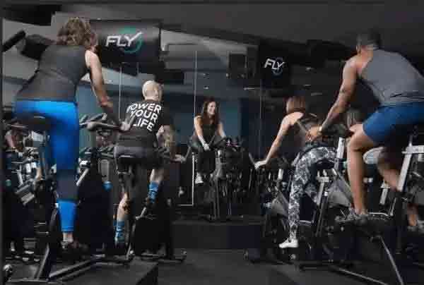 vélo de spinning dans la salle de sport