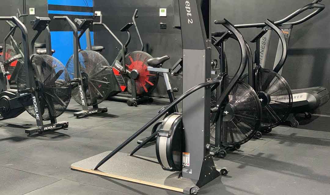 vélos pneumatiques dans la salle de fitness vélos pneumatiques dans la salle de fitness